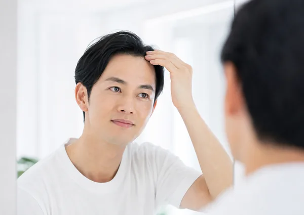生え際の薄毛を気にする男性